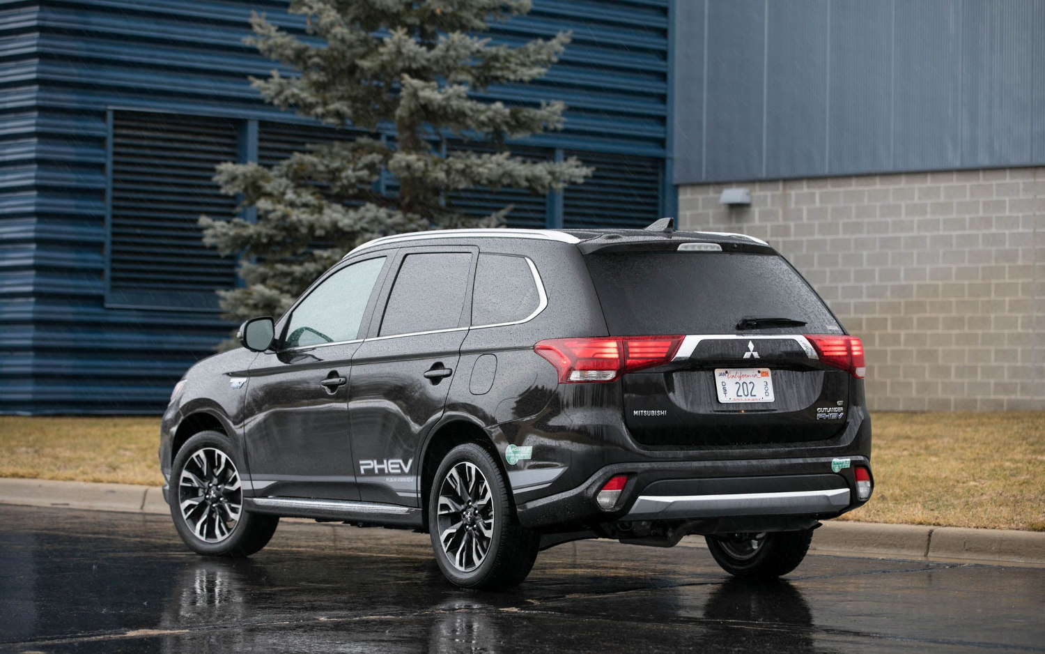 Comparison Mitsubishi Outlander PHEV GT 2018 vs Nissan XTrail Ti 2018 SUV Drive